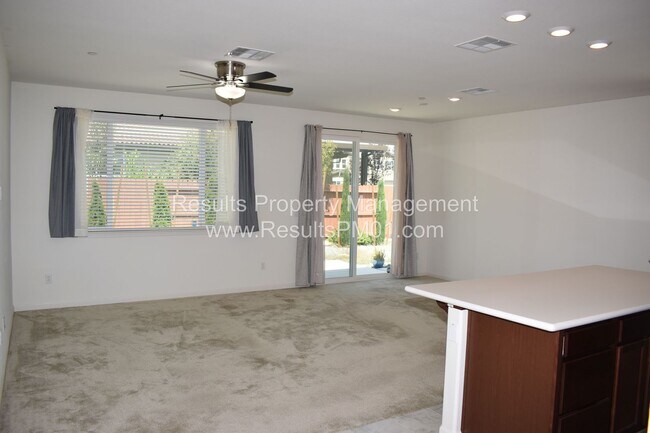 Foto del edificio - Beautiful Roseville 3 +Den Solar Home