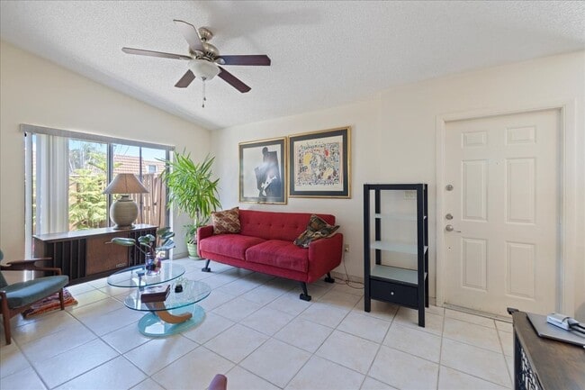 Building Photo - 5276 Cedarbend Dr