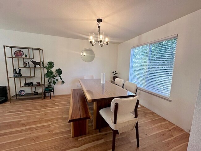 Foto del edificio - 5 bedroom featuring 2 Master suites with w...