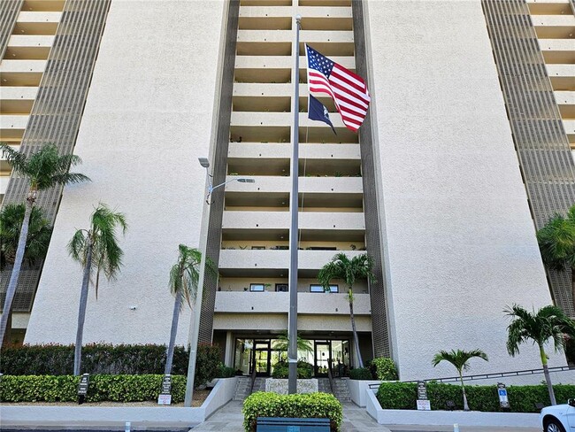 Building Photo - 7050 Sunset Dr S