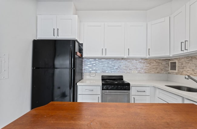 The Townhouse 1 Bed, 1 Bath, 1 Covered Parking with A/C - The Townhouse 1 Bed, 1 Bath, 1 Covered Parking with A/C