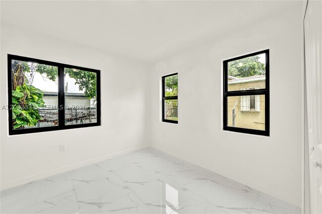 Foto del edificio - 5220 NW 24th Pl