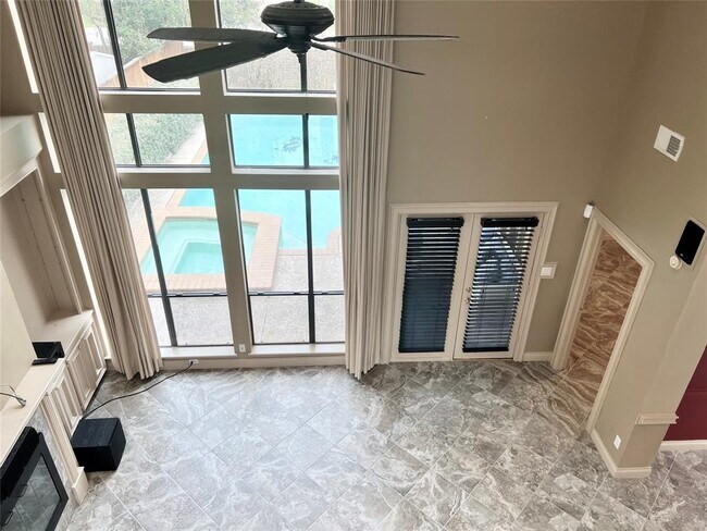 Foto del edificio - 8104 Oakwood Pl