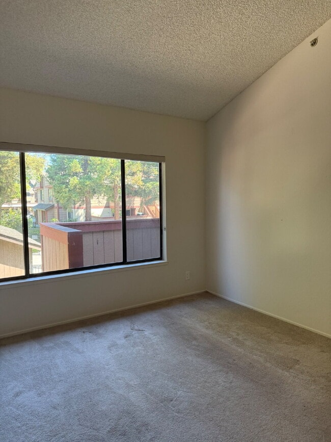 Foto del edificio - Spacious 3-Bedroom, 2-Bath Multi-Level Home with Balcony, In-Unit Laundry & Dual Parking