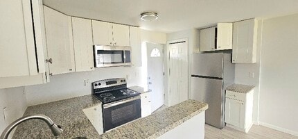 Building Photo - 125 Cosey Beach Ave