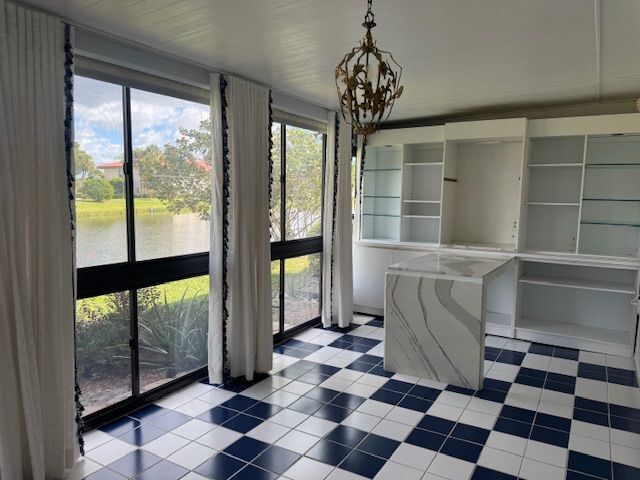 Foto del edificio - 8045 Eastlake Dr