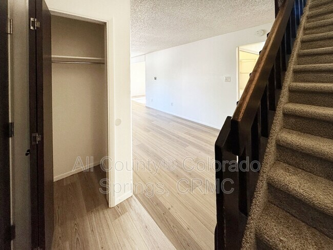 Foto del edificio - 1497 Spring Valley Dr