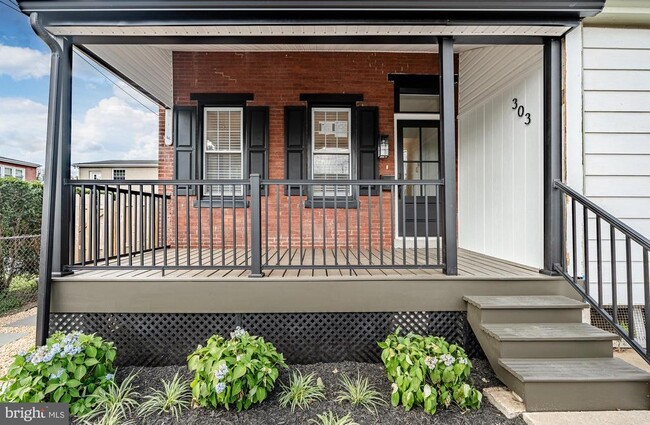 Building Photo - 303 W Washington St