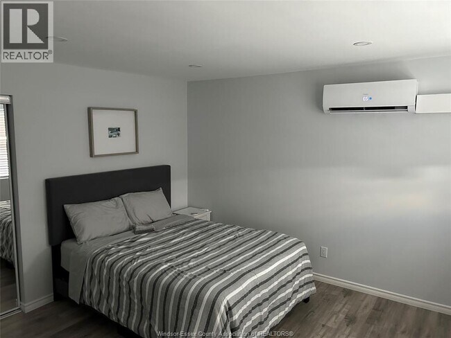 Photo du bâtiment - 493 University Ave W