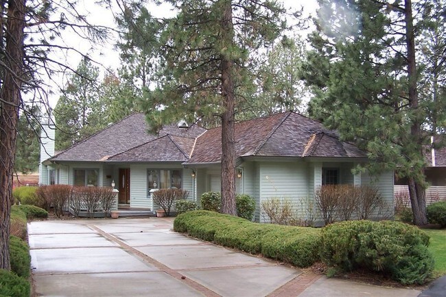 Building Photo - 60713 Willow Creek Loop