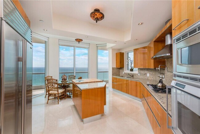 Building Photo - 16051 Collins Ave