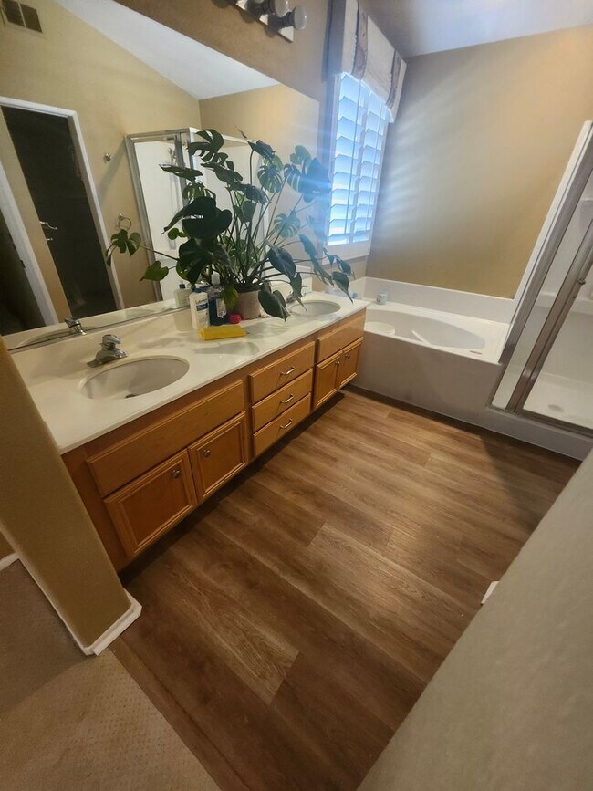 Building Photo - Beautiful two-story in Hunter's Ridge