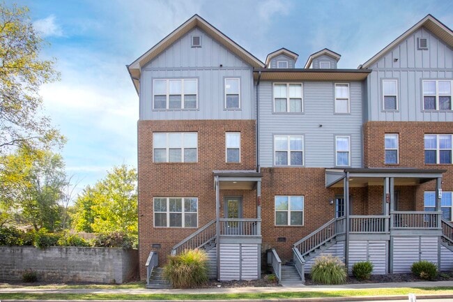 Photo - 942 Riverside Dr House