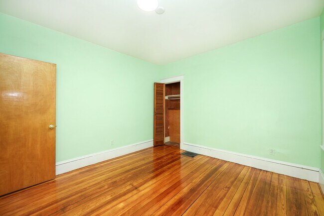 Foto del edificio - 84 Rogers Ave