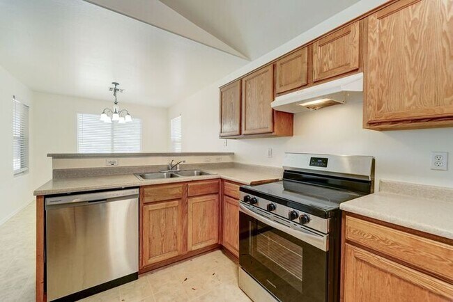 Foto del edificio - READY TO VIEW NOW! Bright, Open Floorplan w/ Brand New Interior Paint & Carpet!