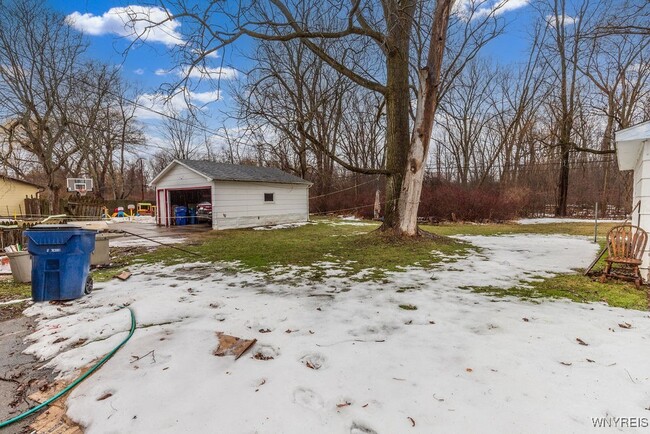 Building Photo - 140 Ayrault Dr