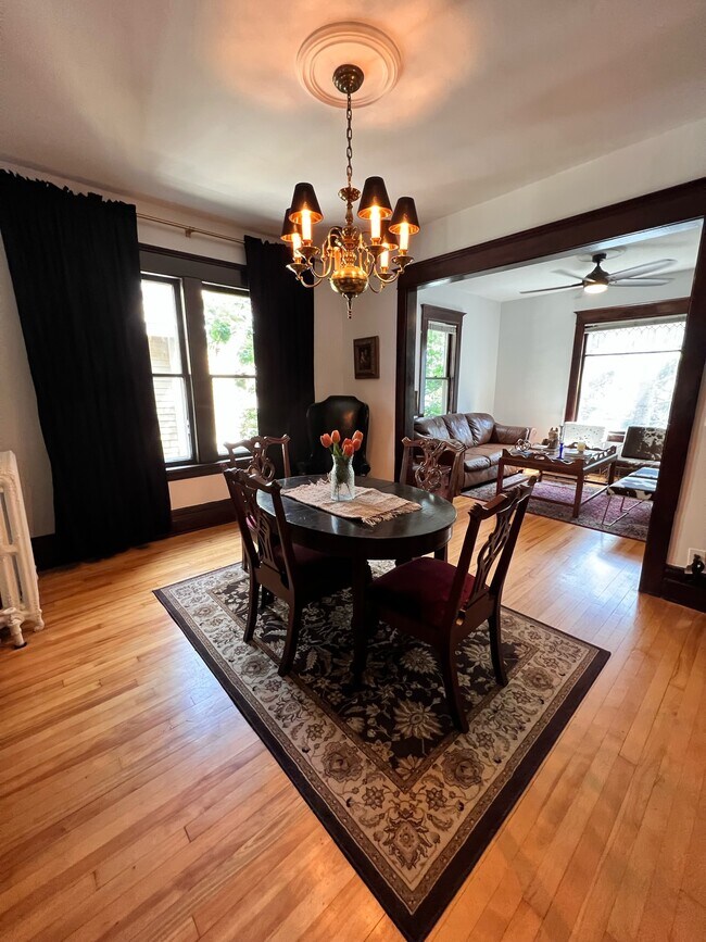 Comedor formal con vistas al salón diáfano. - 2424 Stevens Ave