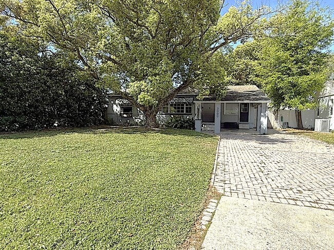Photo - 3000 Knollwood Cir House