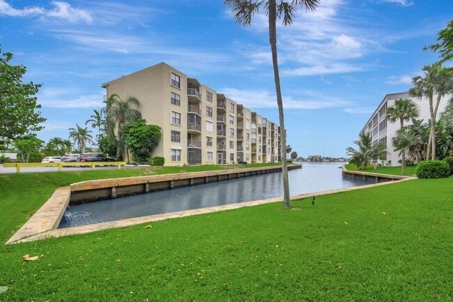 Foto del edificio - 200 Waterway Dr S