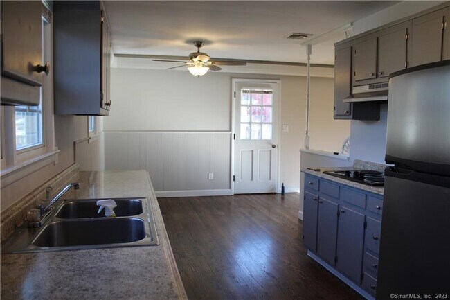 Foto del edificio - 293 Short Beach Rd