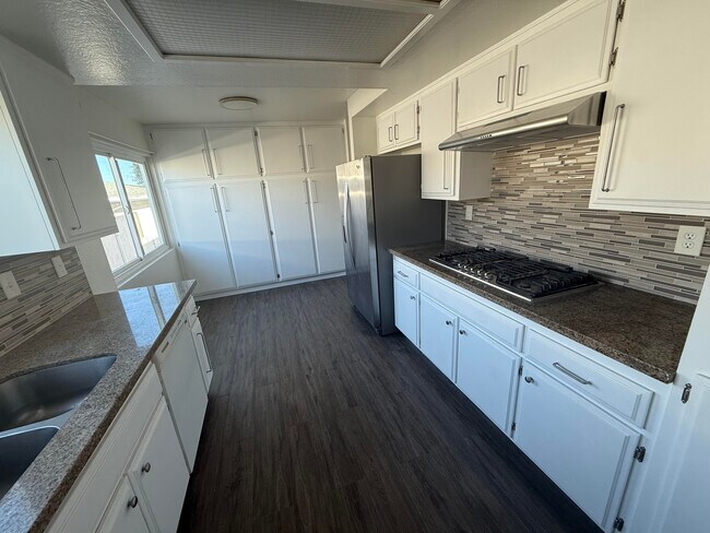 Foto del edificio - 630 W 16th St