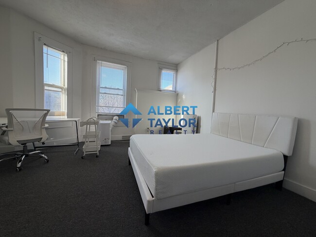 Building Photo - 210 Hemenway St