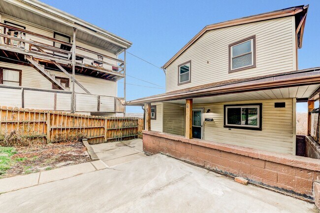 Foto del edificio - AVAILABLE JUNE 2026 -  4 Bedroom Full Renovation w/ Stunning Hilltop View & Central AC!