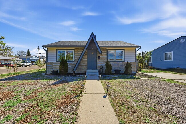Foto del edificio - $2,040.95 -  2 bed, 1 bath located in Denver with a big backyard and In Unit Laundry!