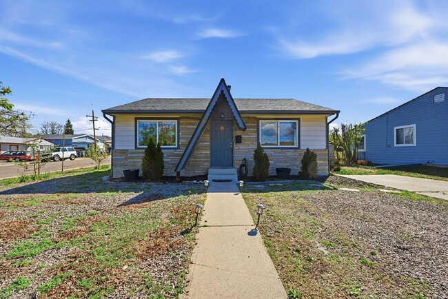 Foto del edificio - $2,245.95 -  2 bed, 1 bath located in Denver with a big backyard and In Unit Laundry!