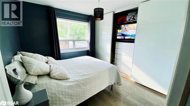 Building Photo - 1601 Sandgate Crescent