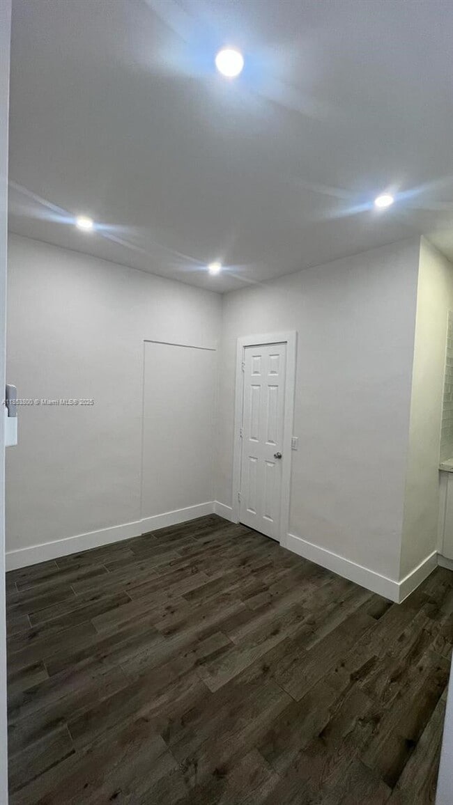 Building Photo - 7556 S Waterway Dr
