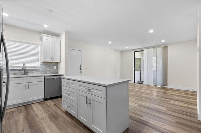 Foto del edificio - 8406 W Sample Rd