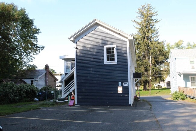 Building Photo - 142 Main St