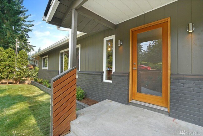 Foto del edificio - Gorgeous 4 Bedroom, 4 Bath +Bonus Room in Richland Heights