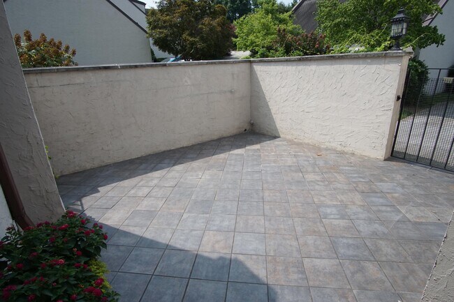 Building Photo - 1481 Touraine Pl