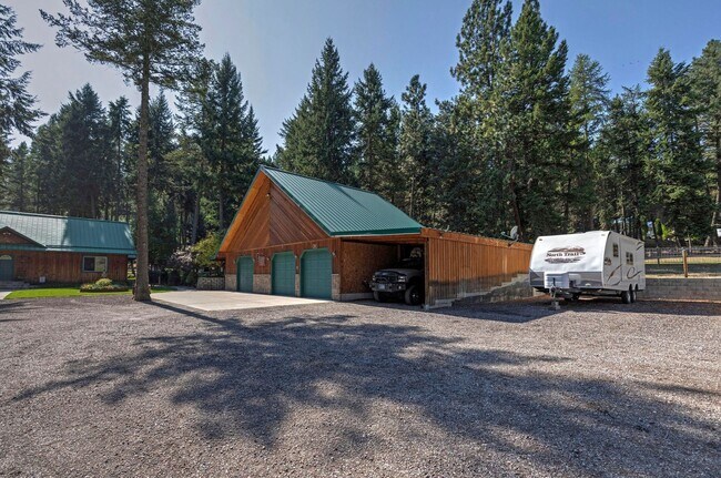 Building Photo - Lolo 4 bedroom, 2 bath, 2,520 Sq. Ft. home...