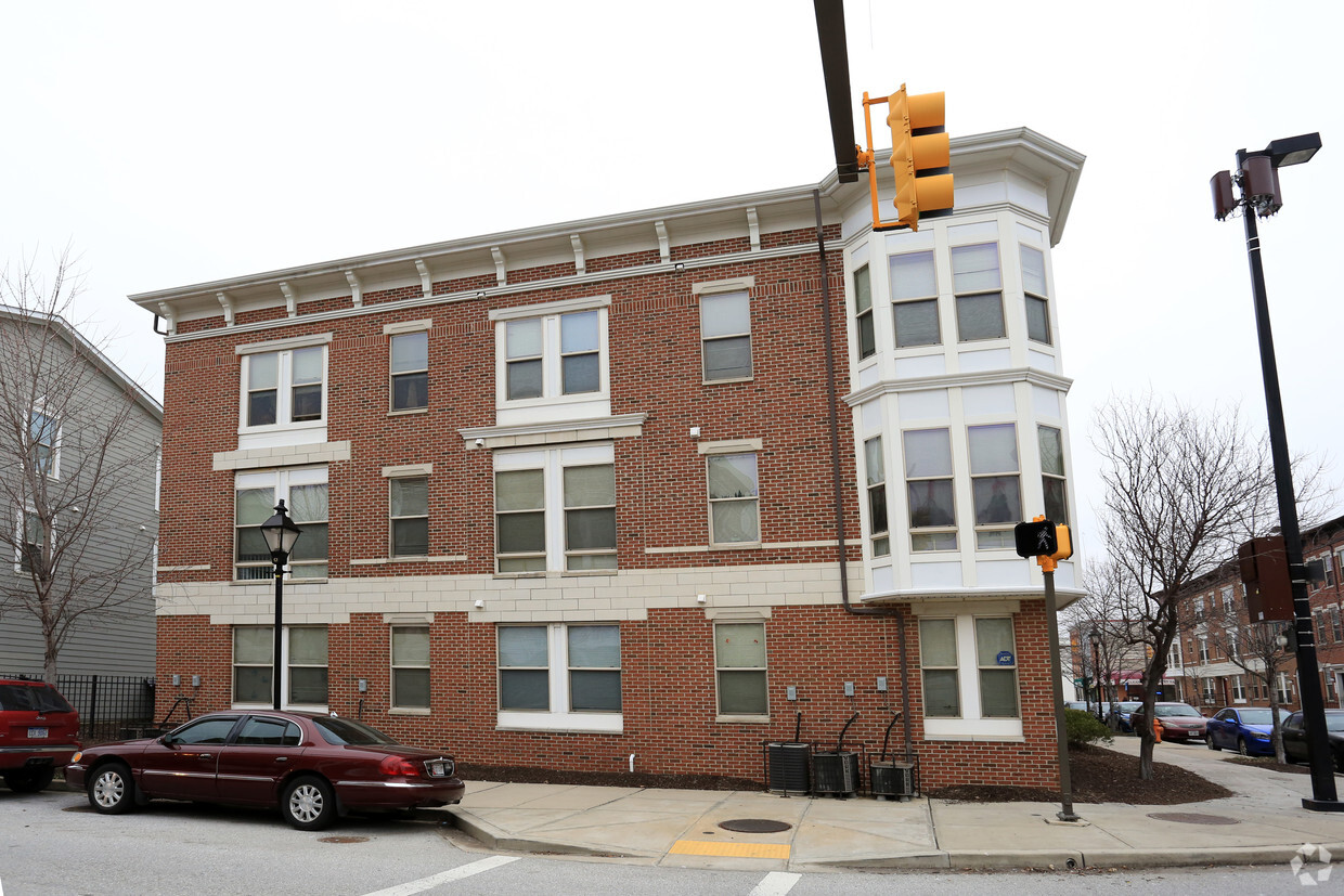 Building Photo - 900 E Lombard St