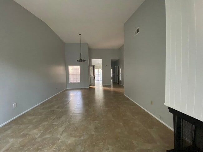 Building Photo - Woodlake Gated Condo Community 2 BD for Le...