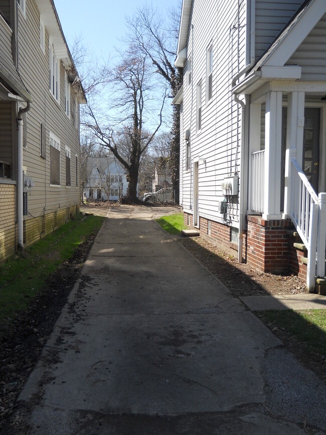 Building Photo - 896 Delia Ave