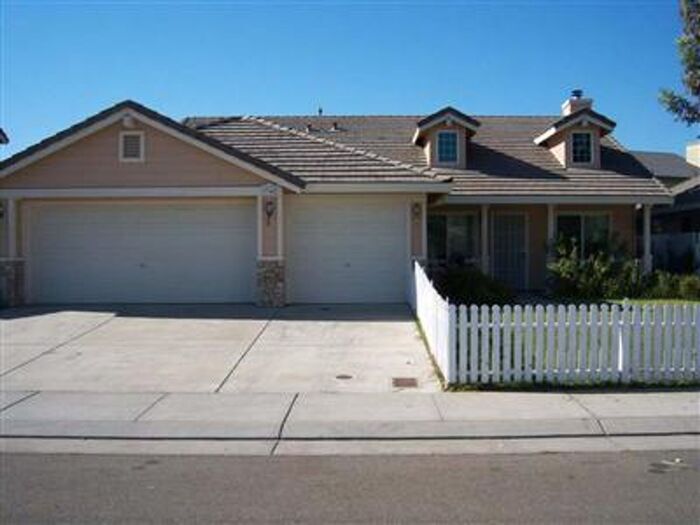 Primary Photo - Stockton Attractive 4 Bedroom 2 bath Singl...