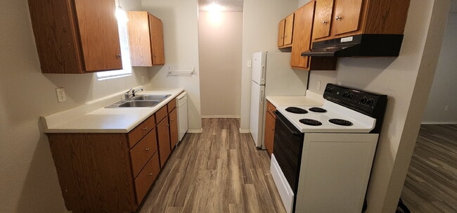 Building Photo - Cute 2/1 with spacious living area.