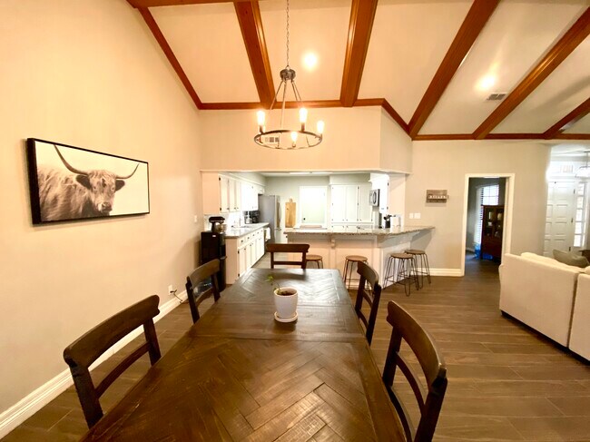 Foto del edificio - 5062 Lakeway Dr