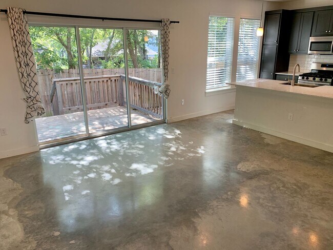 Building Photo - Modern 2 bedroom Condo in East Austin!