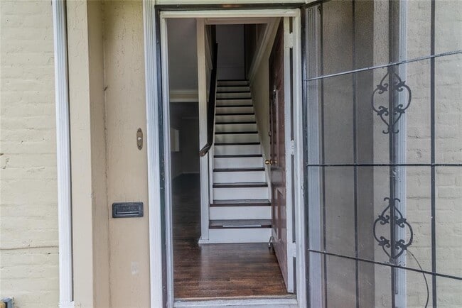 Building Photo - 2233 N MacGregor Way