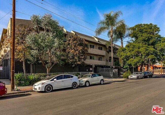 Foto del edificio - 1351 N Orange Dr