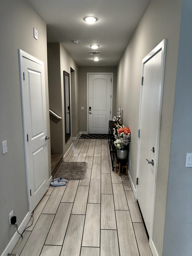 Building Photo - 1321 W Coyote Dr