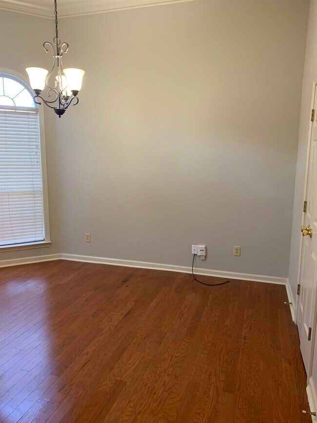 Building Photo - 5575 Millers Glen Ln
