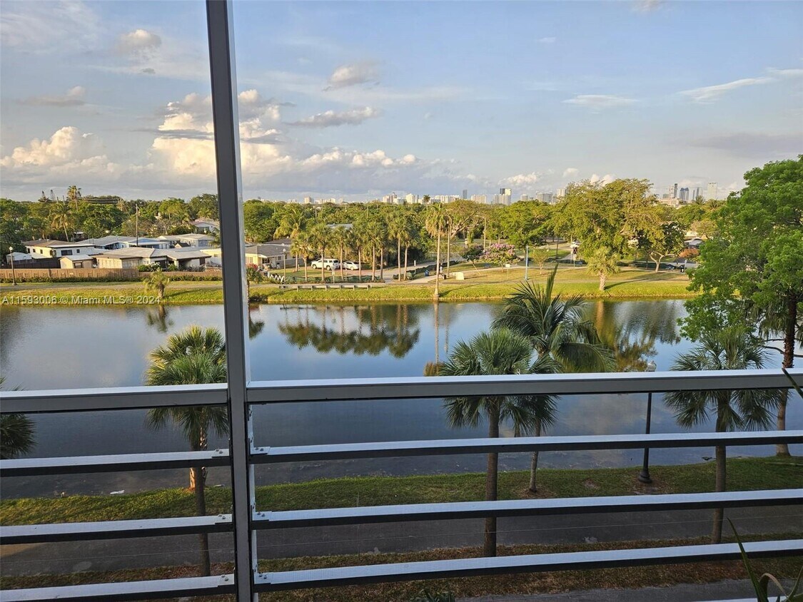 Primary Photo - 16850 S Glades Dr