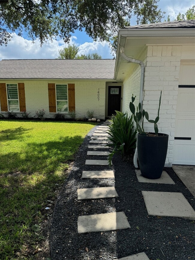 Foto del edificio - 14007 Dominique Dr