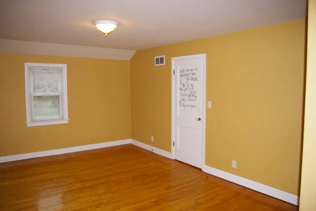 Large upper level bedroom - 421 E Zingler Ave